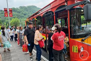 乌度卡：我比赛中跟申京有交流 希望他加快移动速度 更果断一些